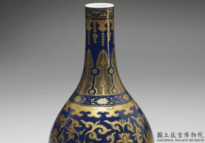 图片[2]-Gall-bladder vase in yang-ts’ai enamels with gold Indian lotus décor on cobalt blue ground 1743 (Ch’ien-lung reign)-China Archive